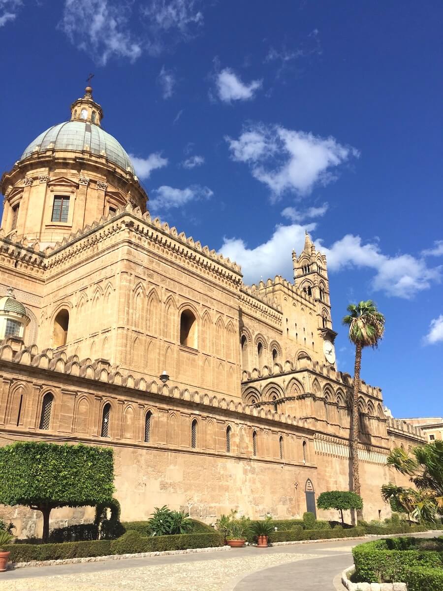 Kathedrale in Palermo vor blauem Himmel