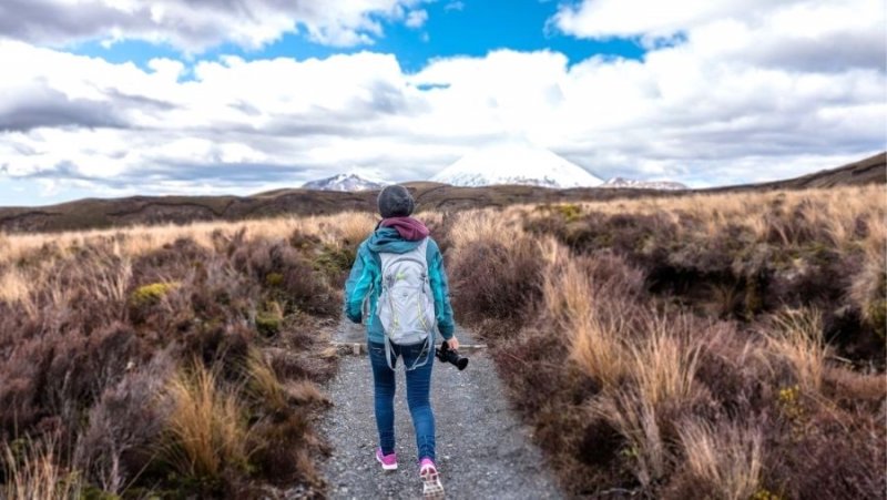 Frau auf Wanderung vor Bergkulisse