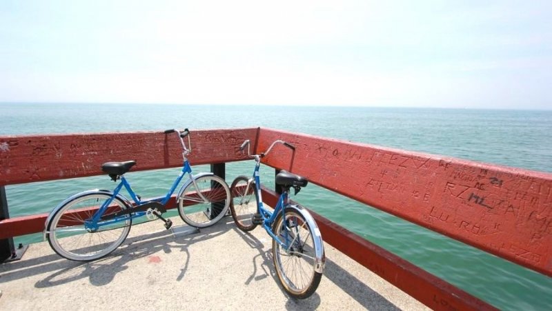 Zwei Fahrräder an einem Pier