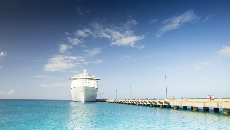 Kreuzfahrtschiff am Pier