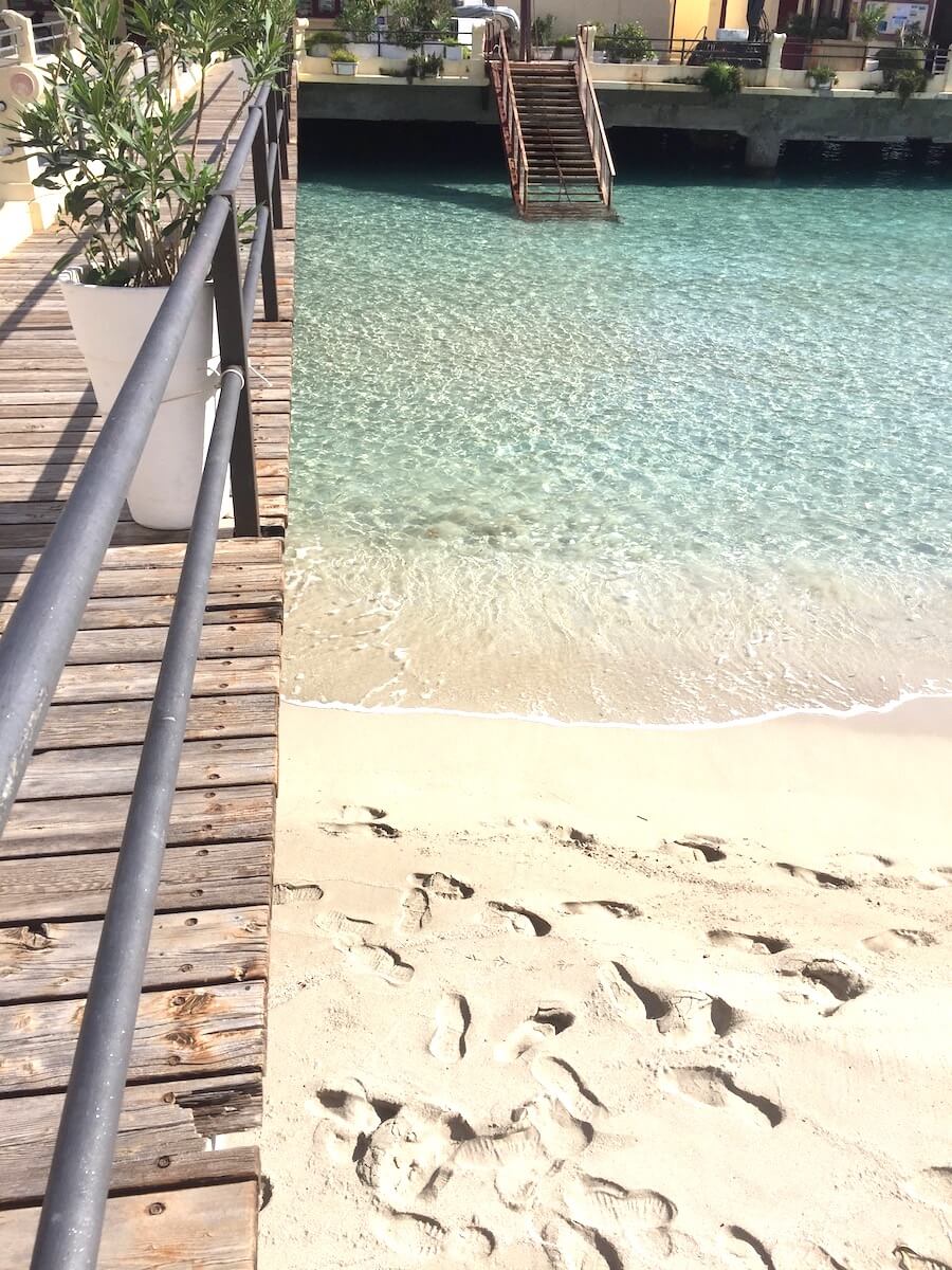 Fussspuren im Sand in Mondello Beach