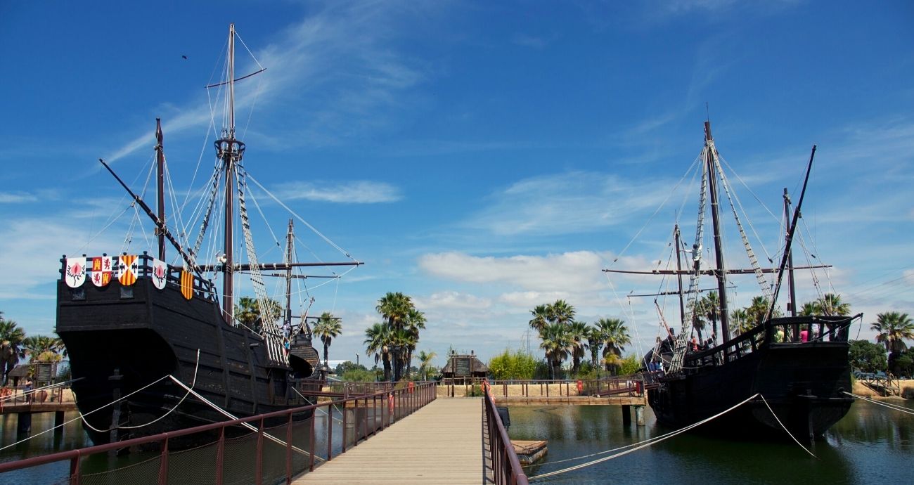 Die nachgebauten Schiffe des Kolumbus liegen vertäut nebeneinander im Wasser