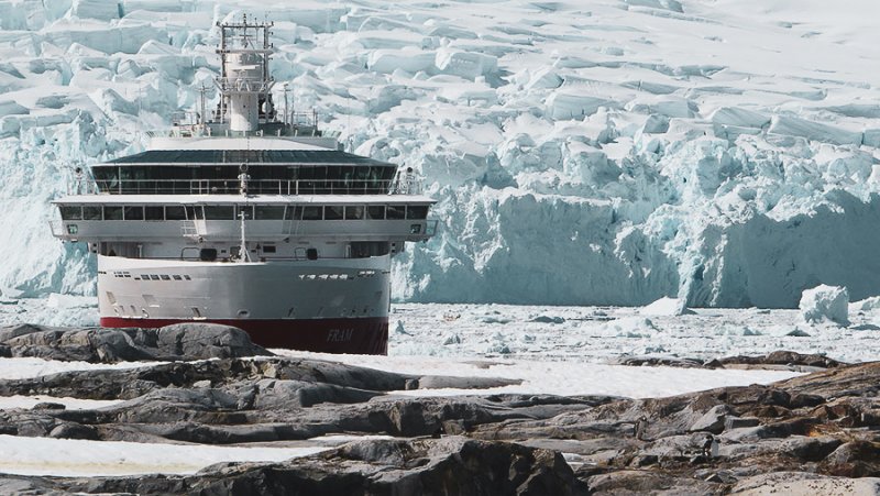 Expeditionsschiff vor Eisbergen