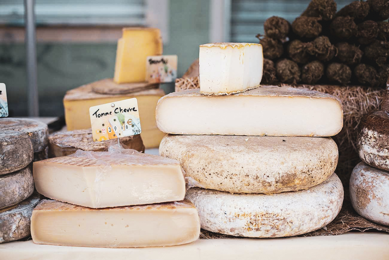 Ruote di formaggio in una bancarella del mercato