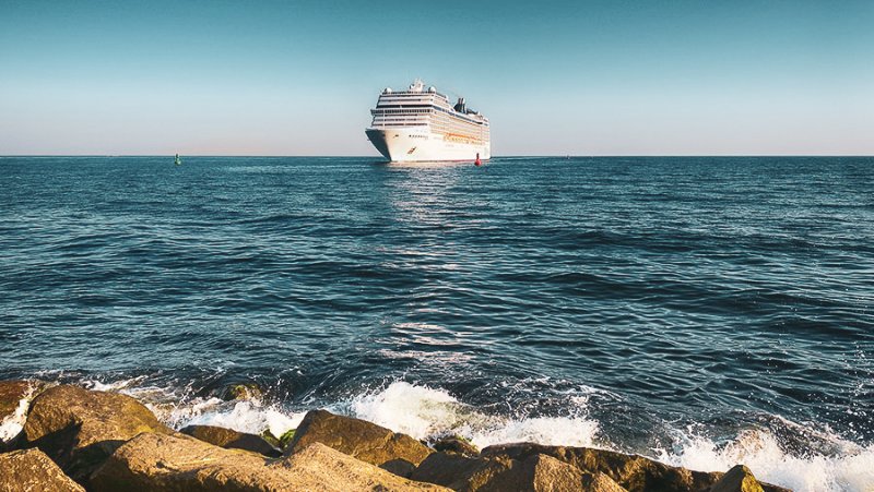 Kreuzfahrtschiff liegt vor Land an Anker