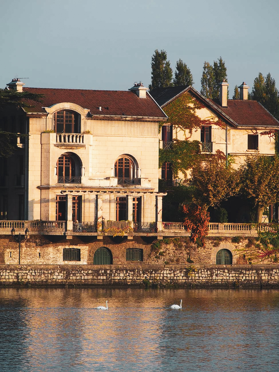 Facciata di una casa a Lione al tramonto