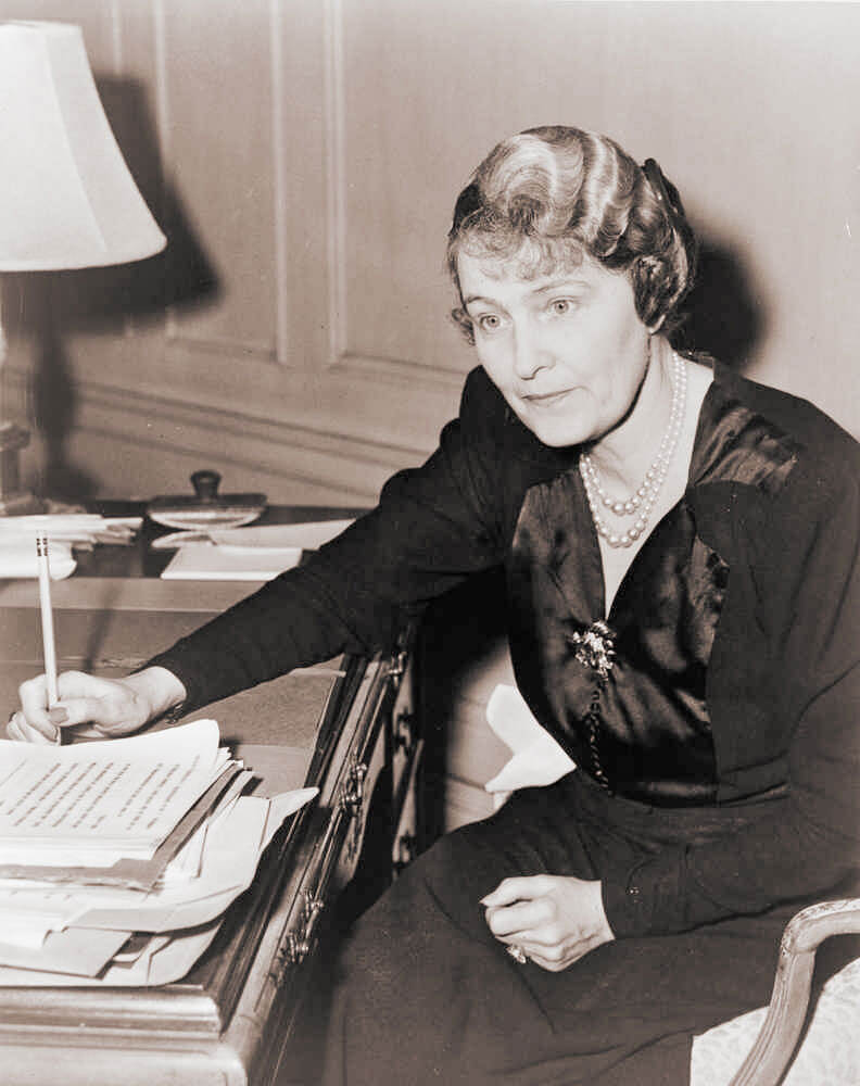 Marjorie Merriweather Post an ihrem Schreibtisch beim Briefe schreiben