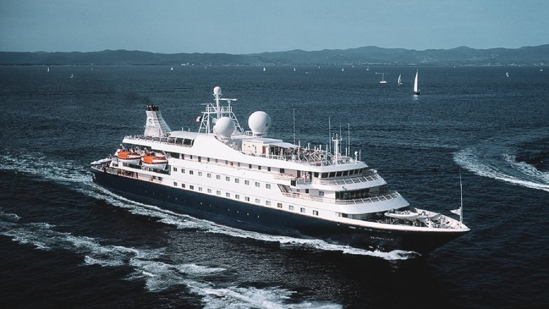 Premium Kreuzfahrtschiff in Bucht