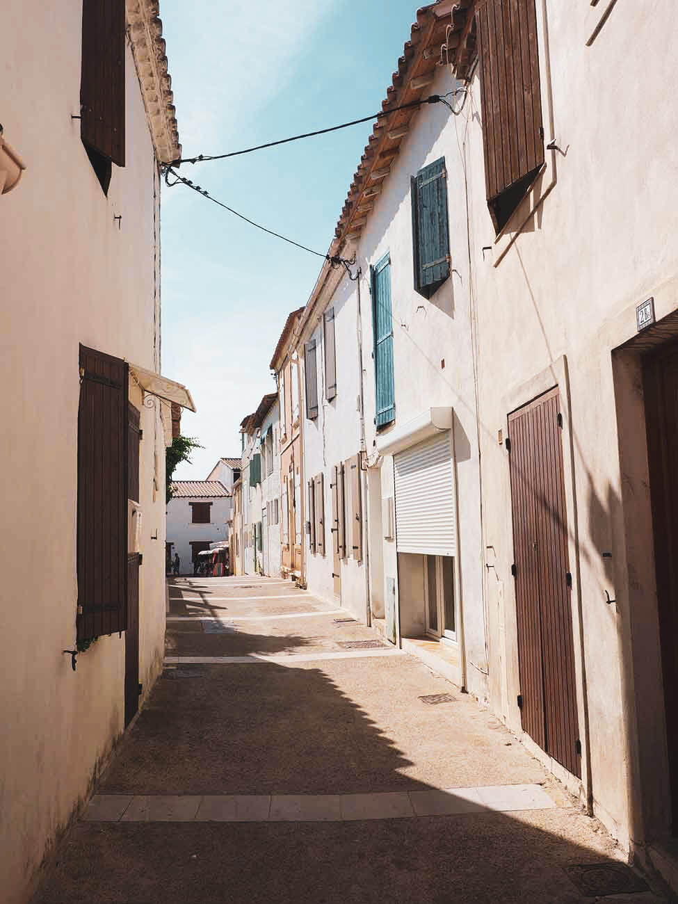 Gasse mit hellen Häusern in Saintes Maries de la Mer