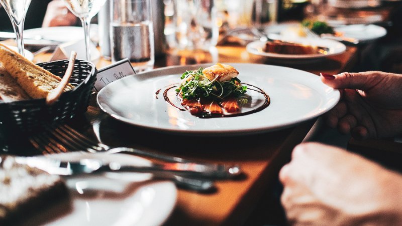 Essen an edlem Tisch in Restaurant