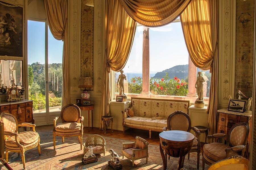 Zimmer mit Möbel in Villa Ephrussi im Sonnenlicht
