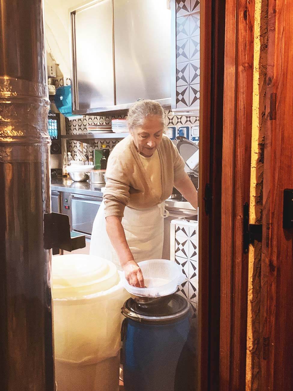 La nonna italiana fa la pasta fresca