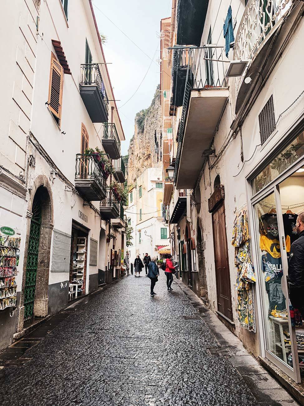 La strada principale di Amalfi, Via Lorenzo