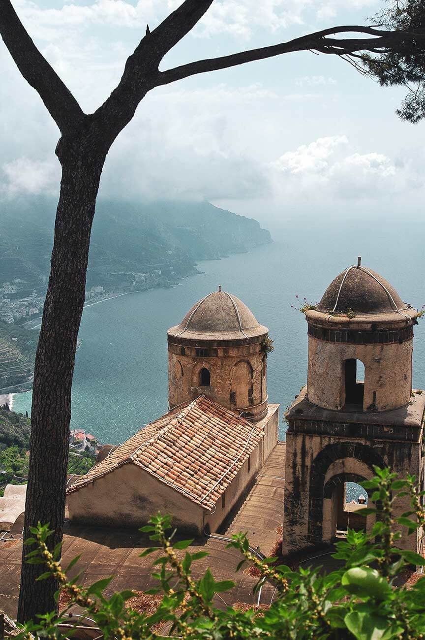 Vista del mare al largo della Costiera Amalfitana