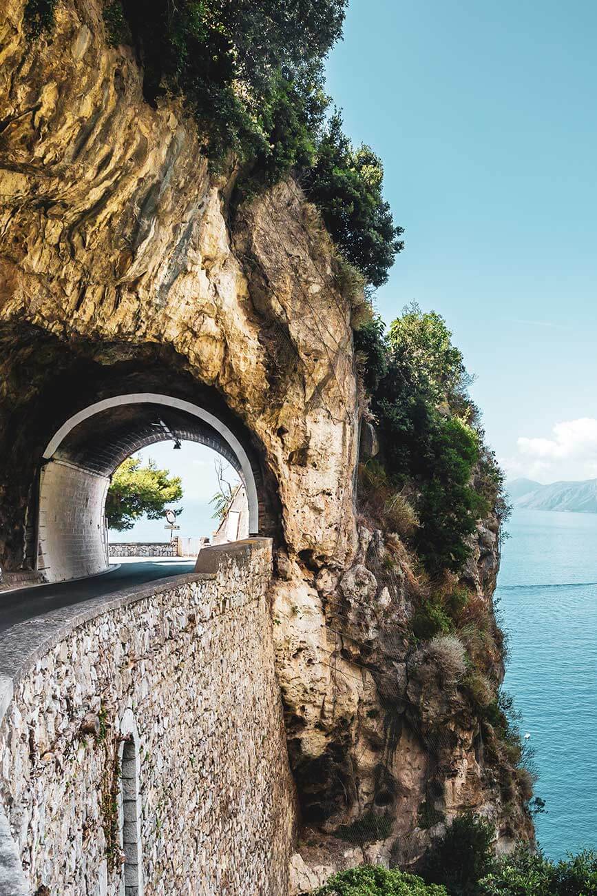Tunnel auf der Strasse Amalfitano