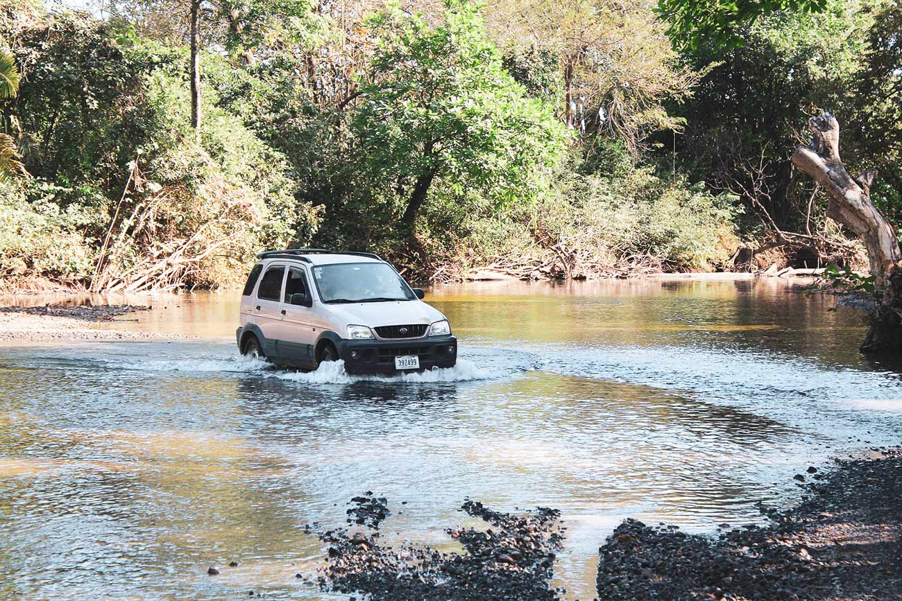 Auto fährt durch Fluss in Costa Rica