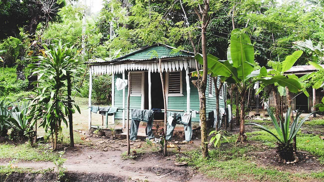 Hütte mitten im Regenwald