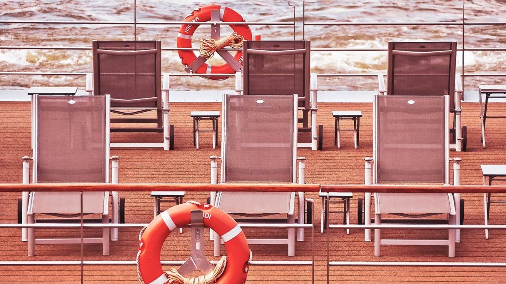 Stühle an Deck eines Kreuzfahrtschiffs