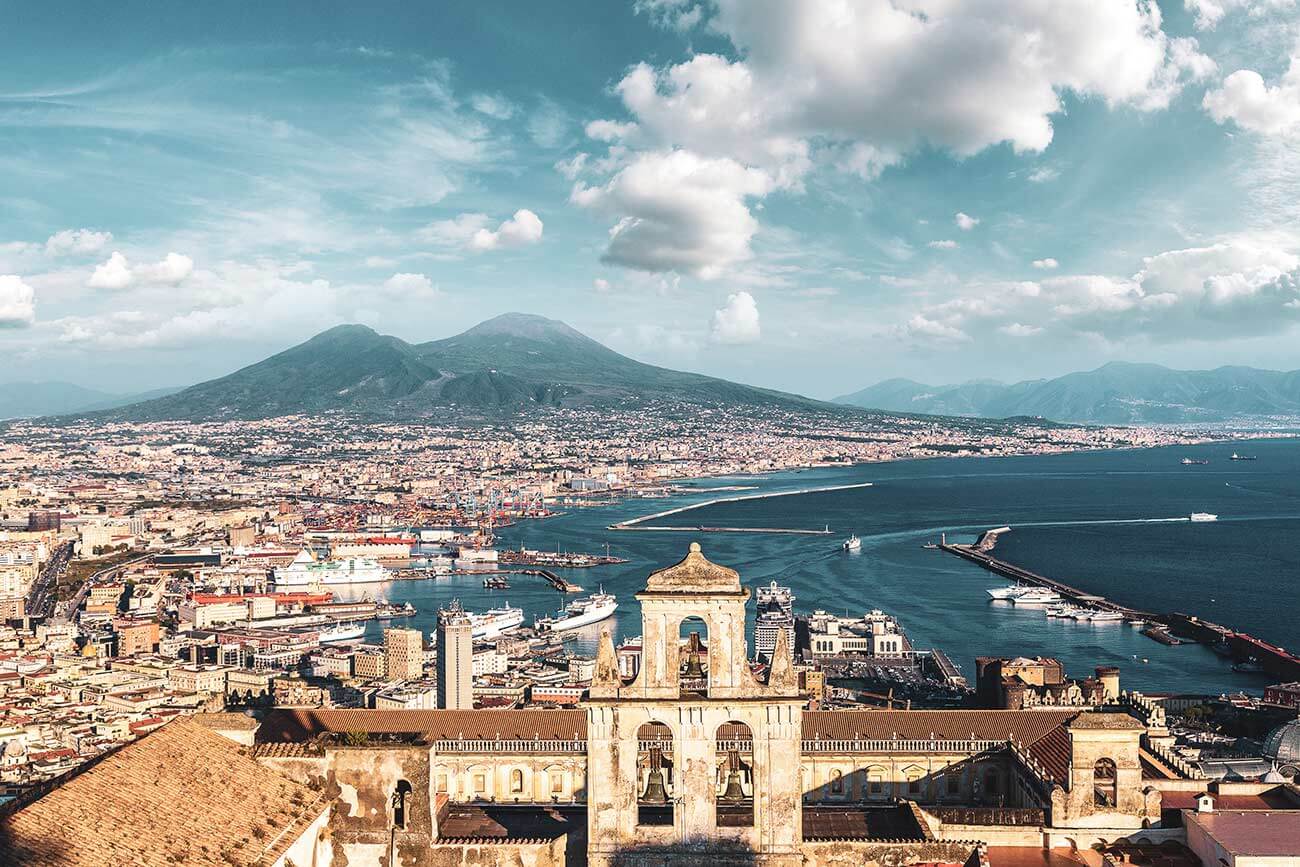 Vista del porto di Napoli e del Vesuvio