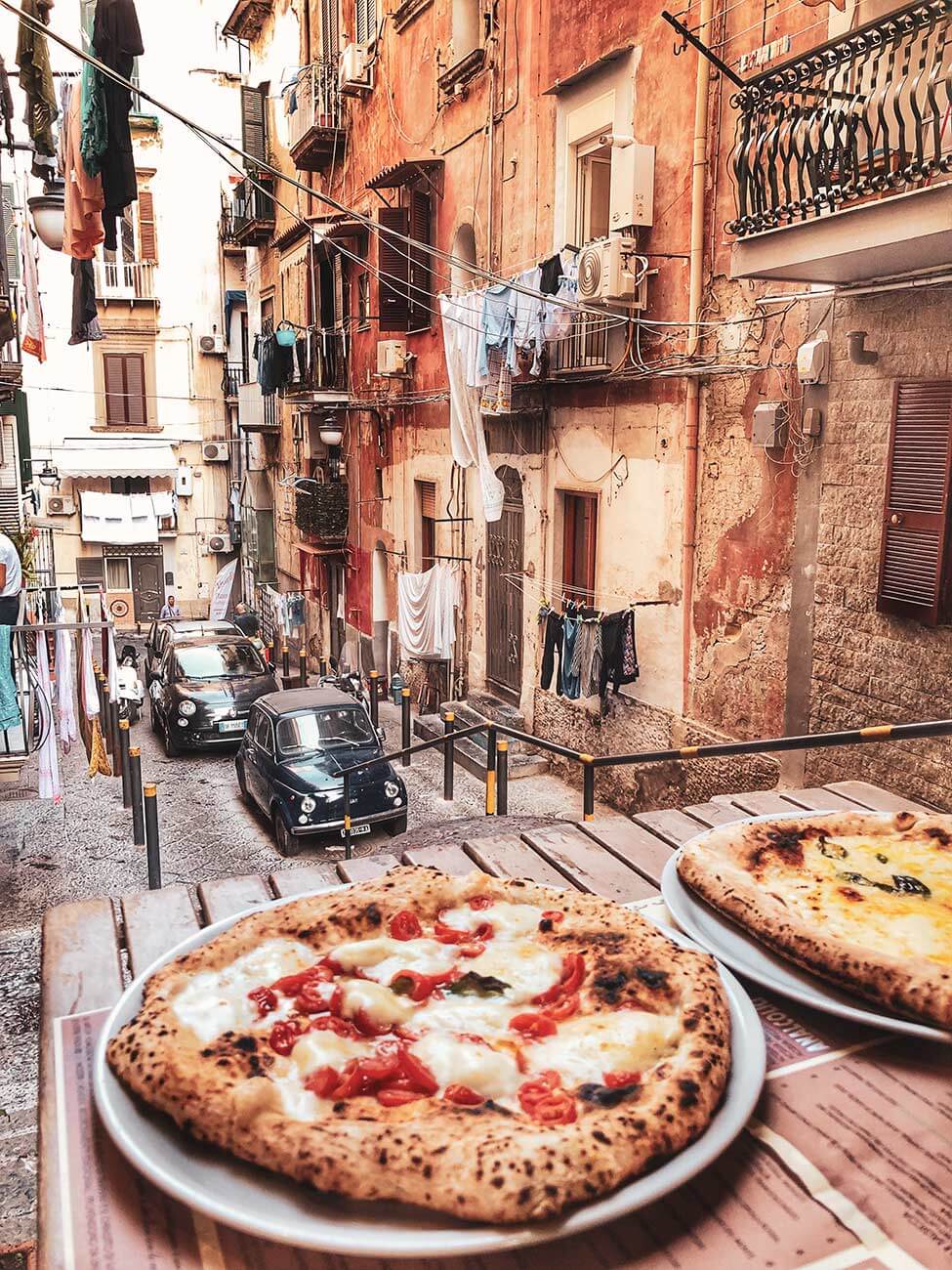 Pizza fresca in un vicolo stretto di Napoli