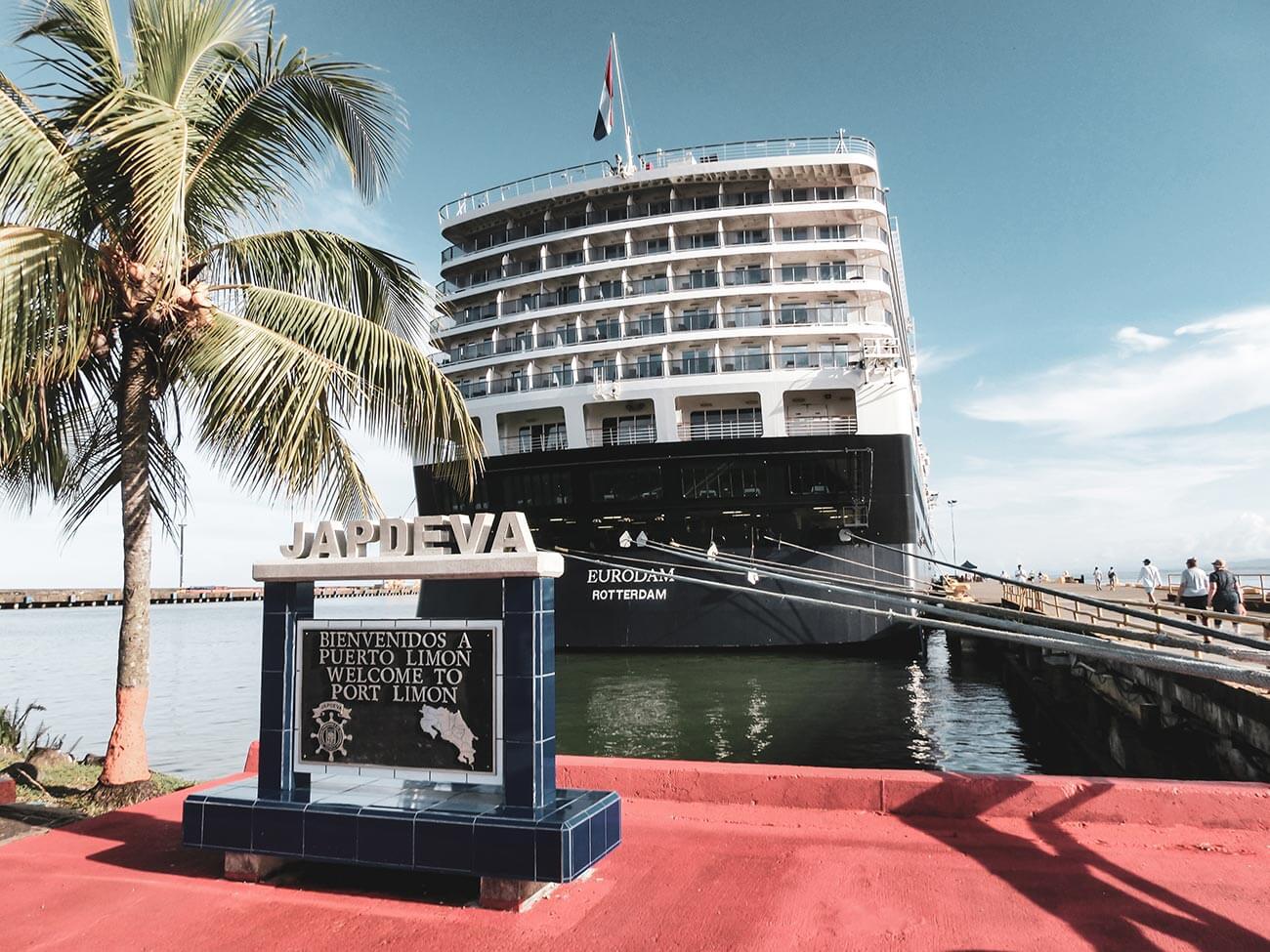 Kreuzfahrtschiff liegt am Pier in Puerto Limon