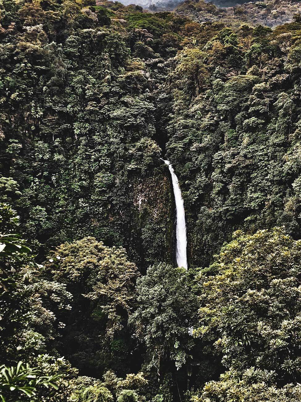 Blick auf den Wasserfall La Fortuna 