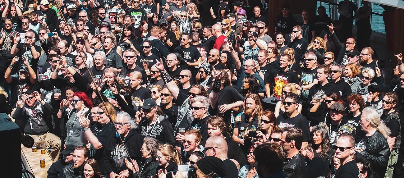 Zuschauer bei Heavy Metal Konzert