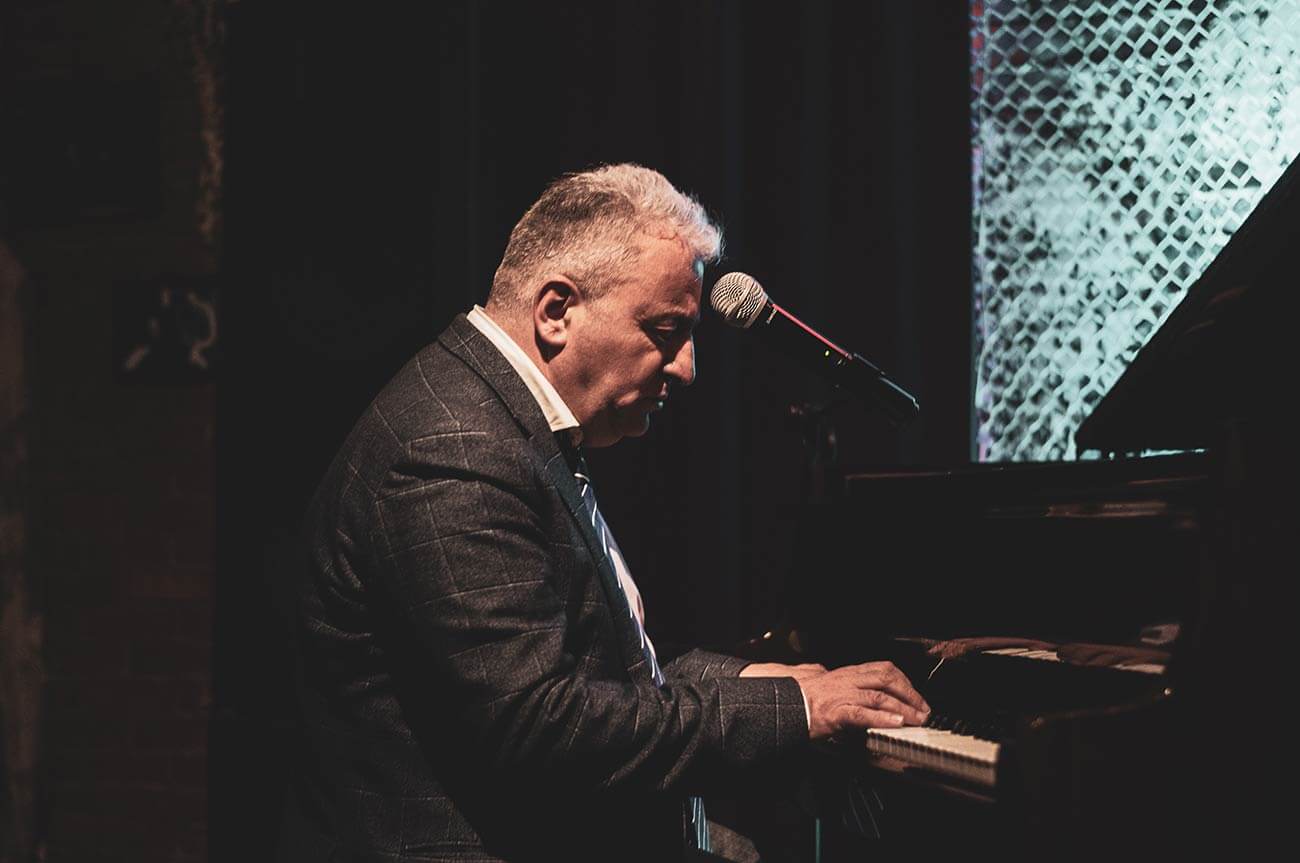 Pianist mit Blick nach unten auf die Klaviatur