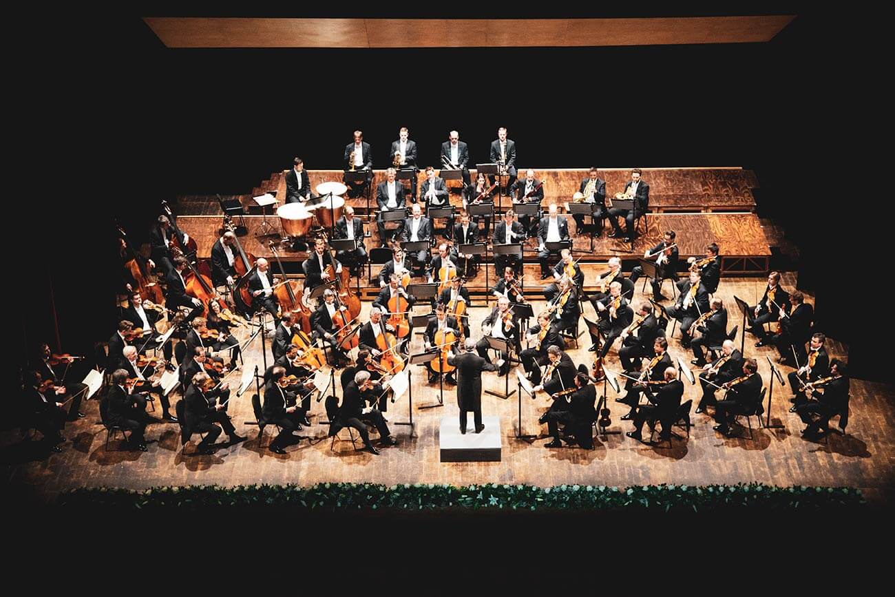 Klassisches Orchester bei Konzert mit Dirigent