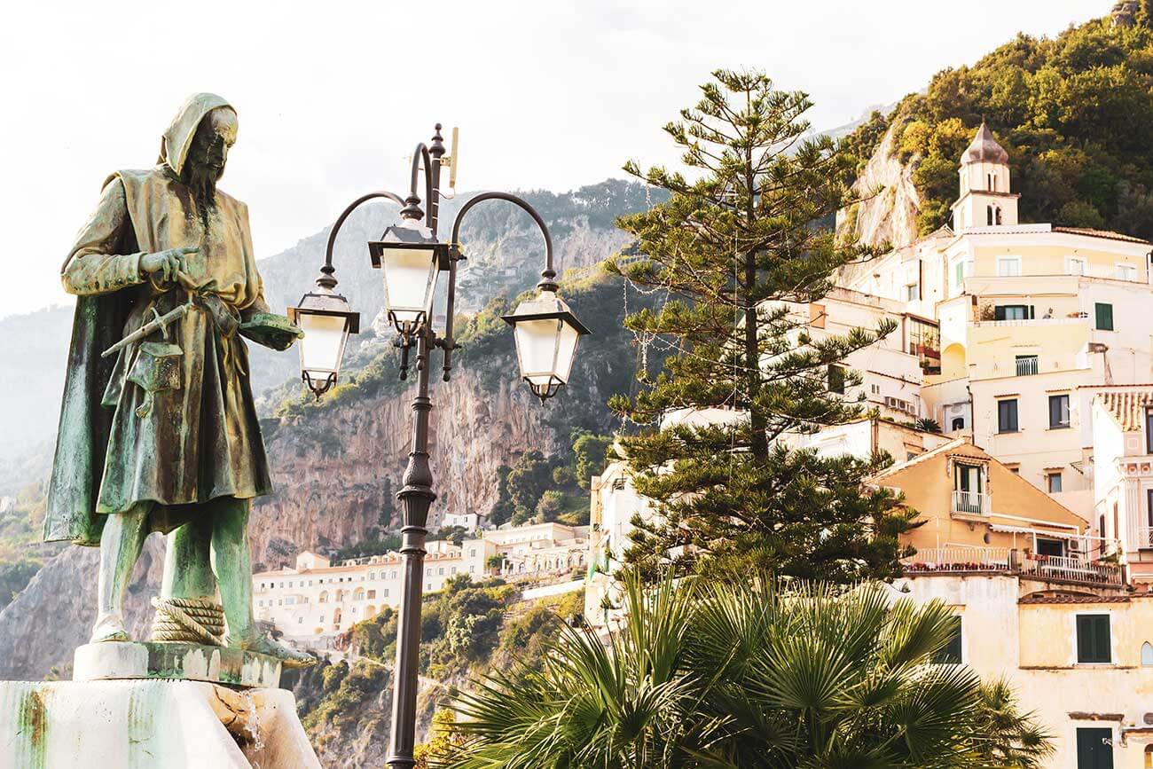 La statua di Gioia ad Amalfi