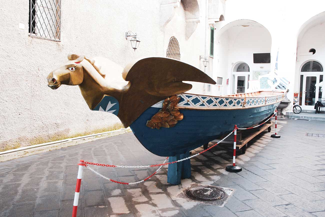 Altes Schiff der Seerepublik Amalfi für Regatta