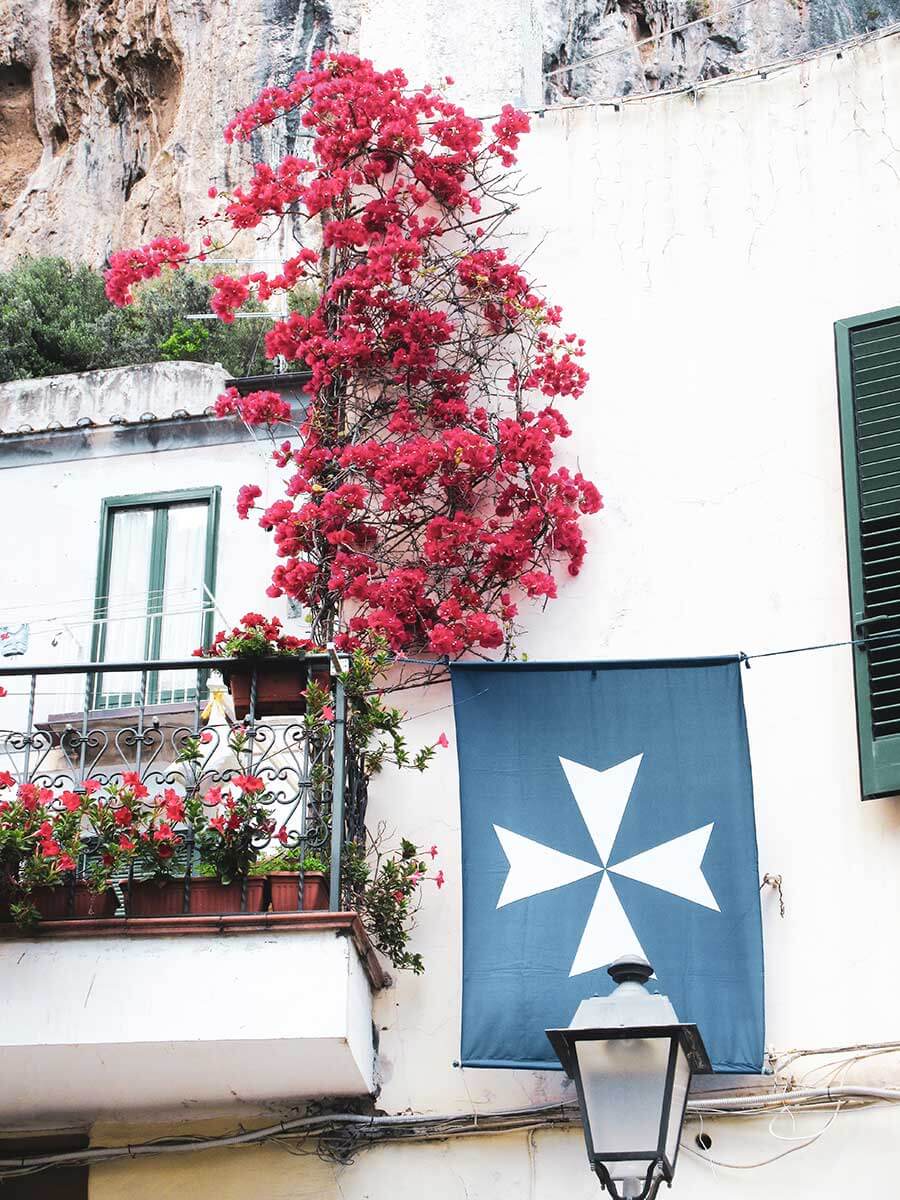 La bandiera della Repubblica marinara di Amalfi sulla facciata di una casa