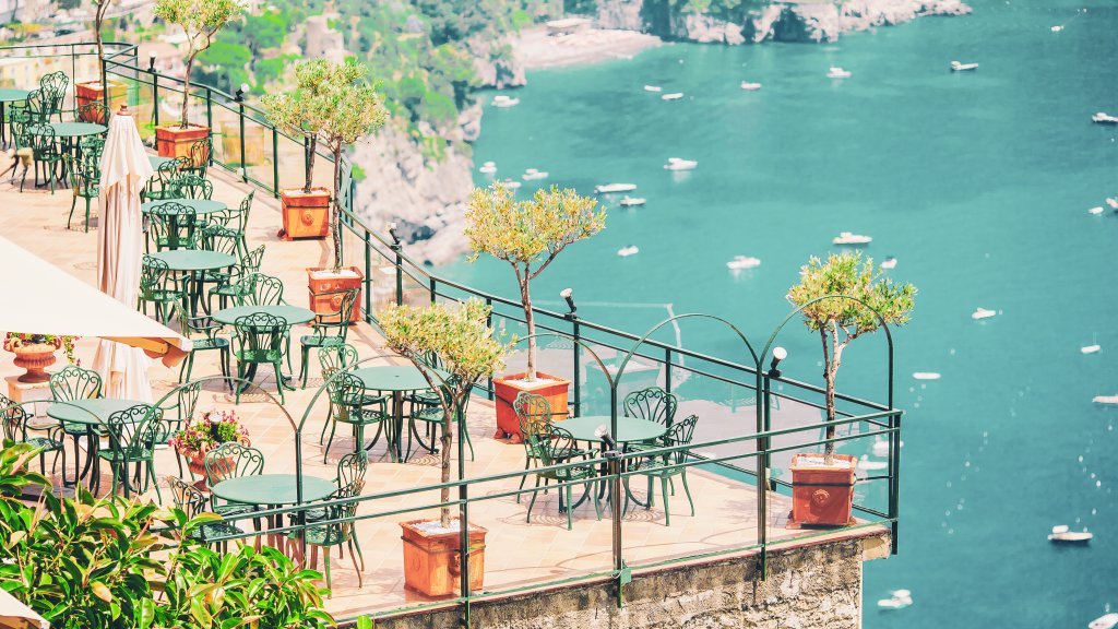 Ein Restaurant an der Amalfiküste mit dem Blick auf das Meer