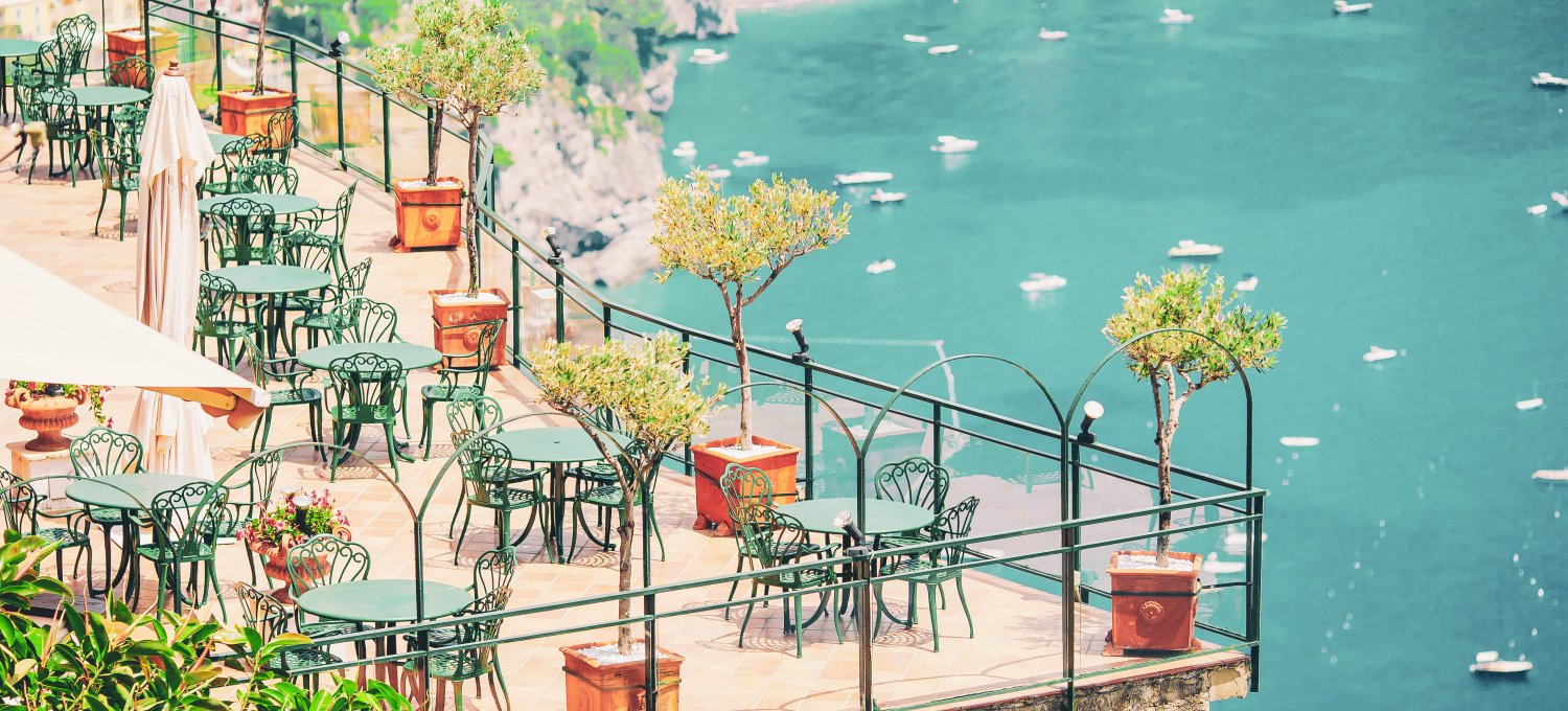 Ein Restaurant an der Amalfiküste mit dem Blick auf das Meer