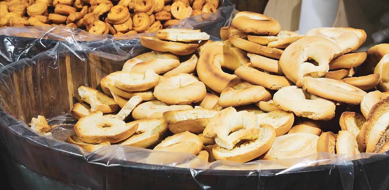 Harte Fresella-Brote werden in großen Mengen angeboten