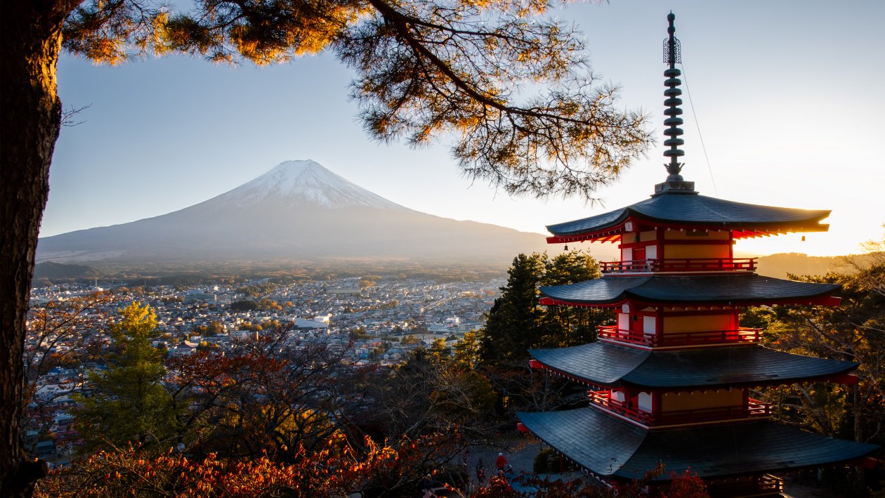 Traditioneller Japanischer Turm im Sonnenuntergang vor dem Berg Fuji