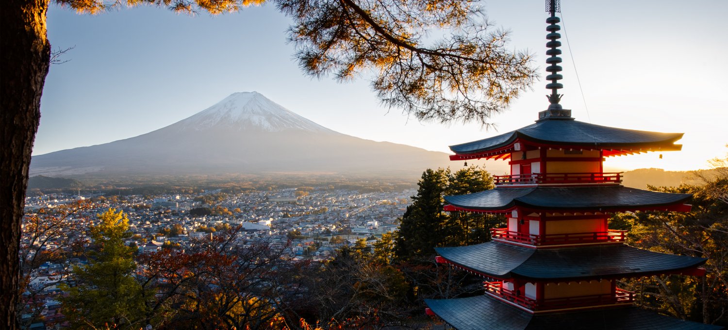 Traditioneller Japanischer Turm im Sonnenuntergang vor dem Berg Fuji