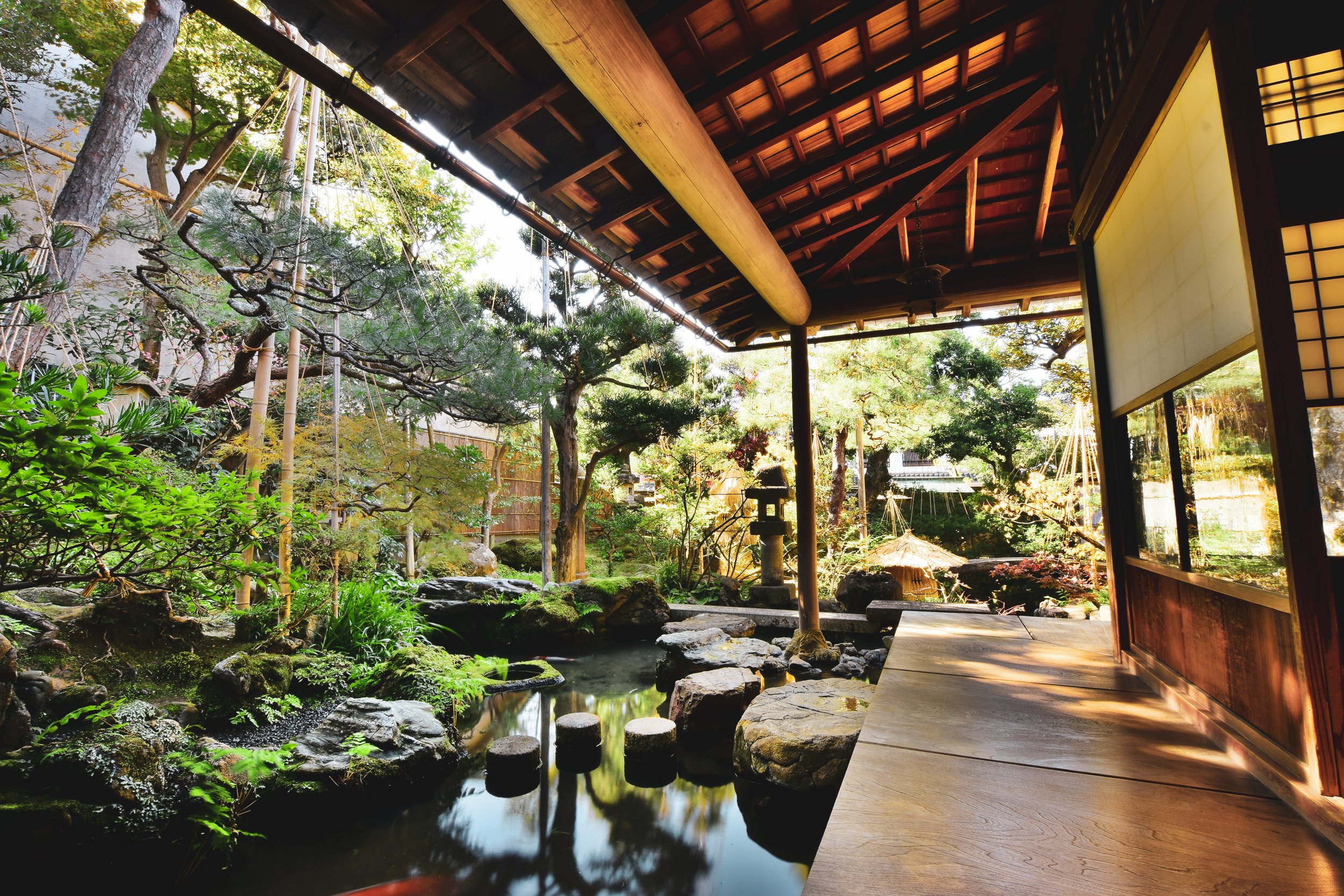 Japanische Parklandschaft vor Holzhaus