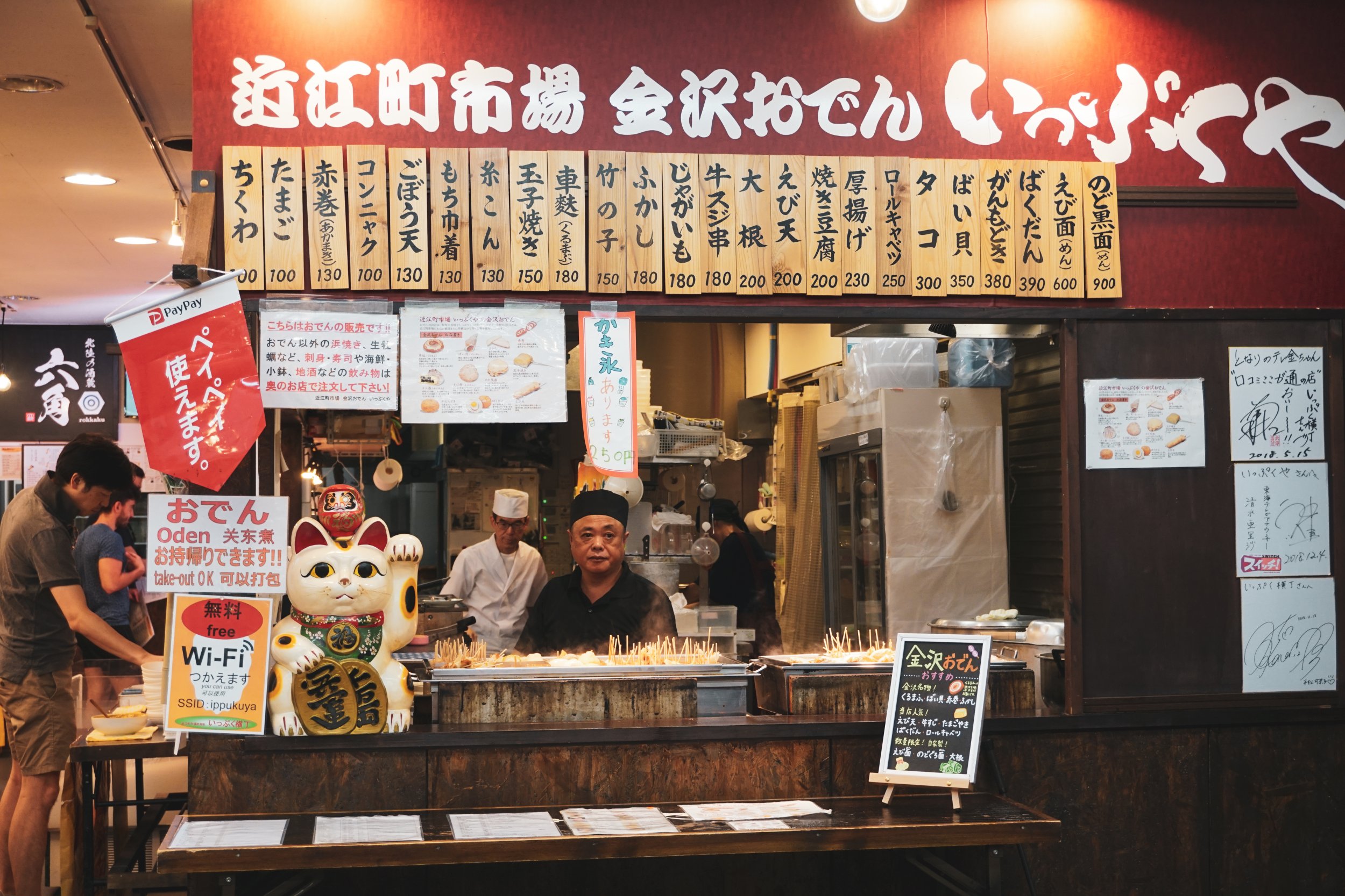 Marktstand mit japanischen Schriftzeichen