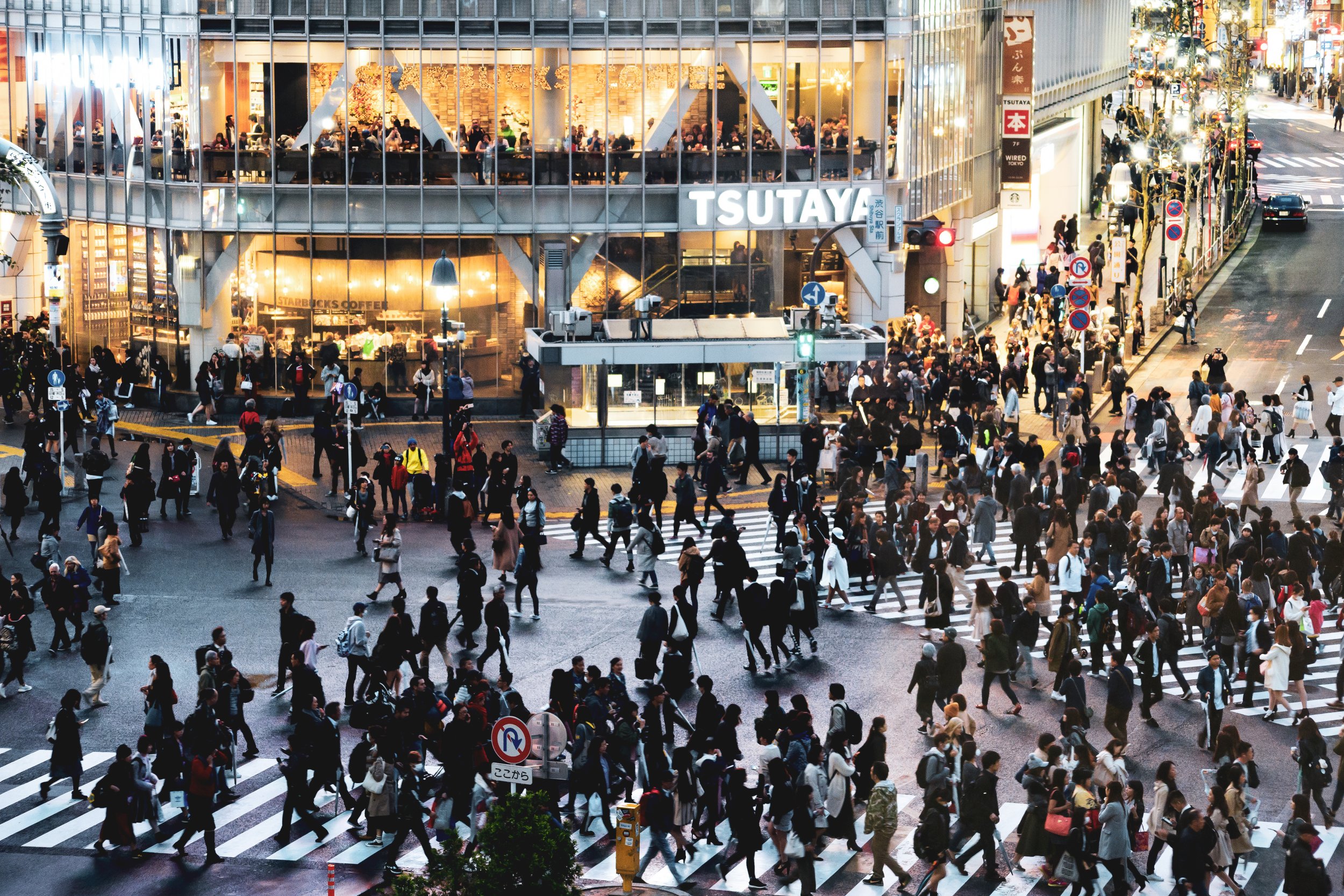 Folla che attraversa una strada a Tokyo