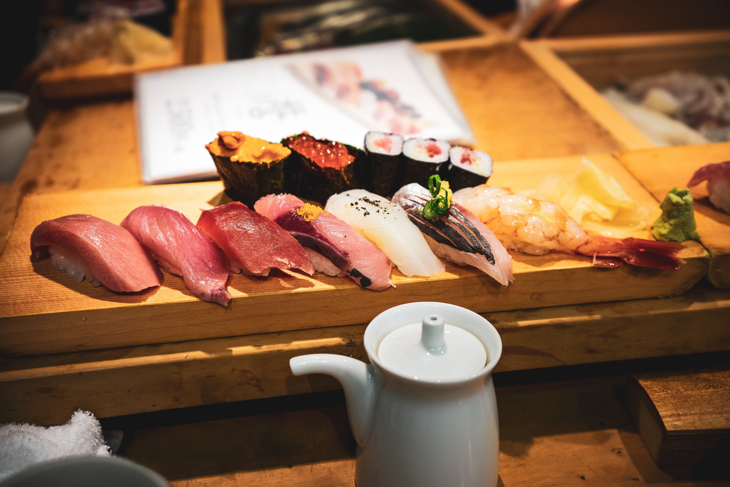 Sushi Platte mit verschiedenen Häppchen