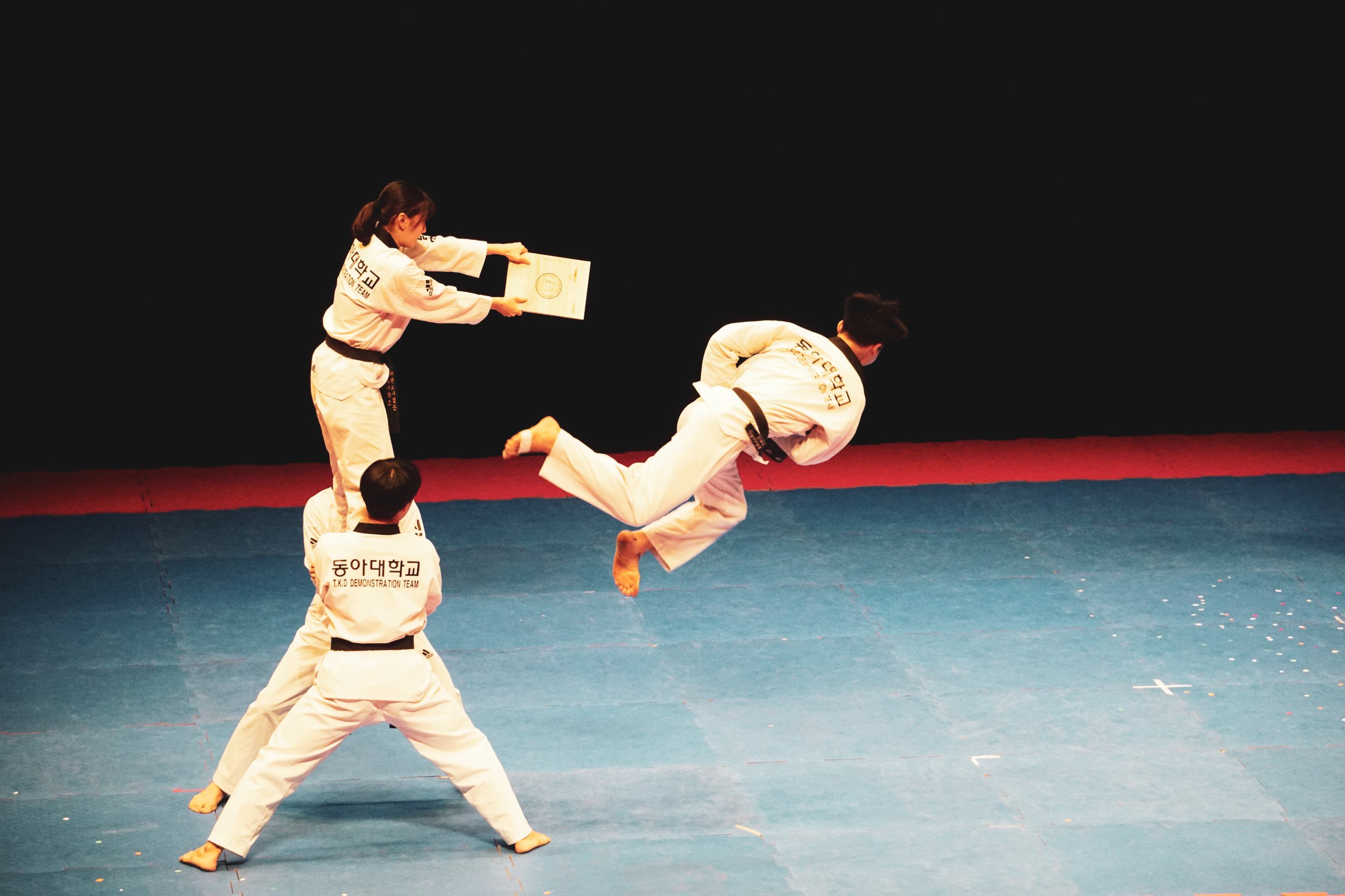 Ein Taekwondo Kämpfer bei der Ausführung eines Tritts