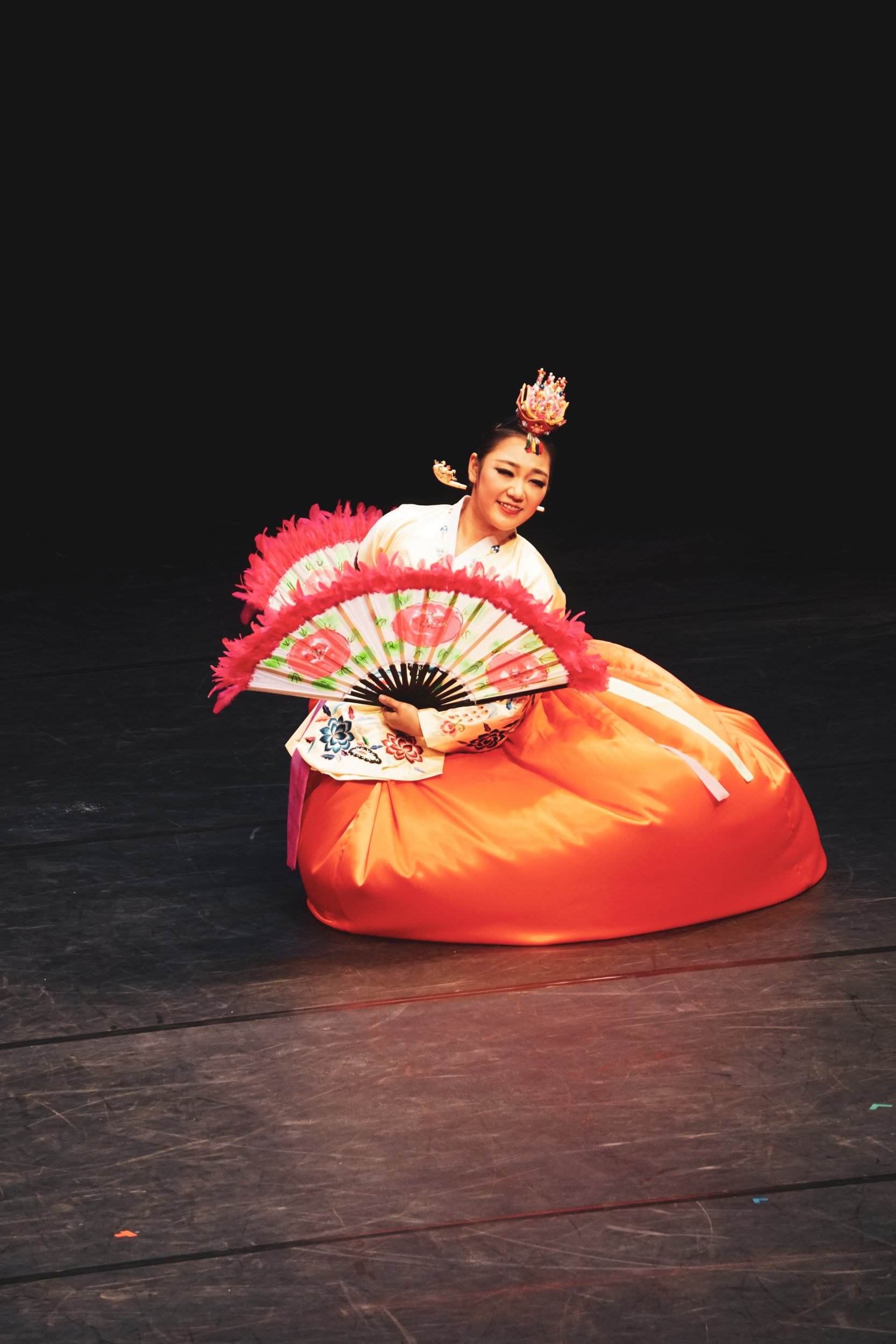 Ballerina in costume tradizionale su un palco