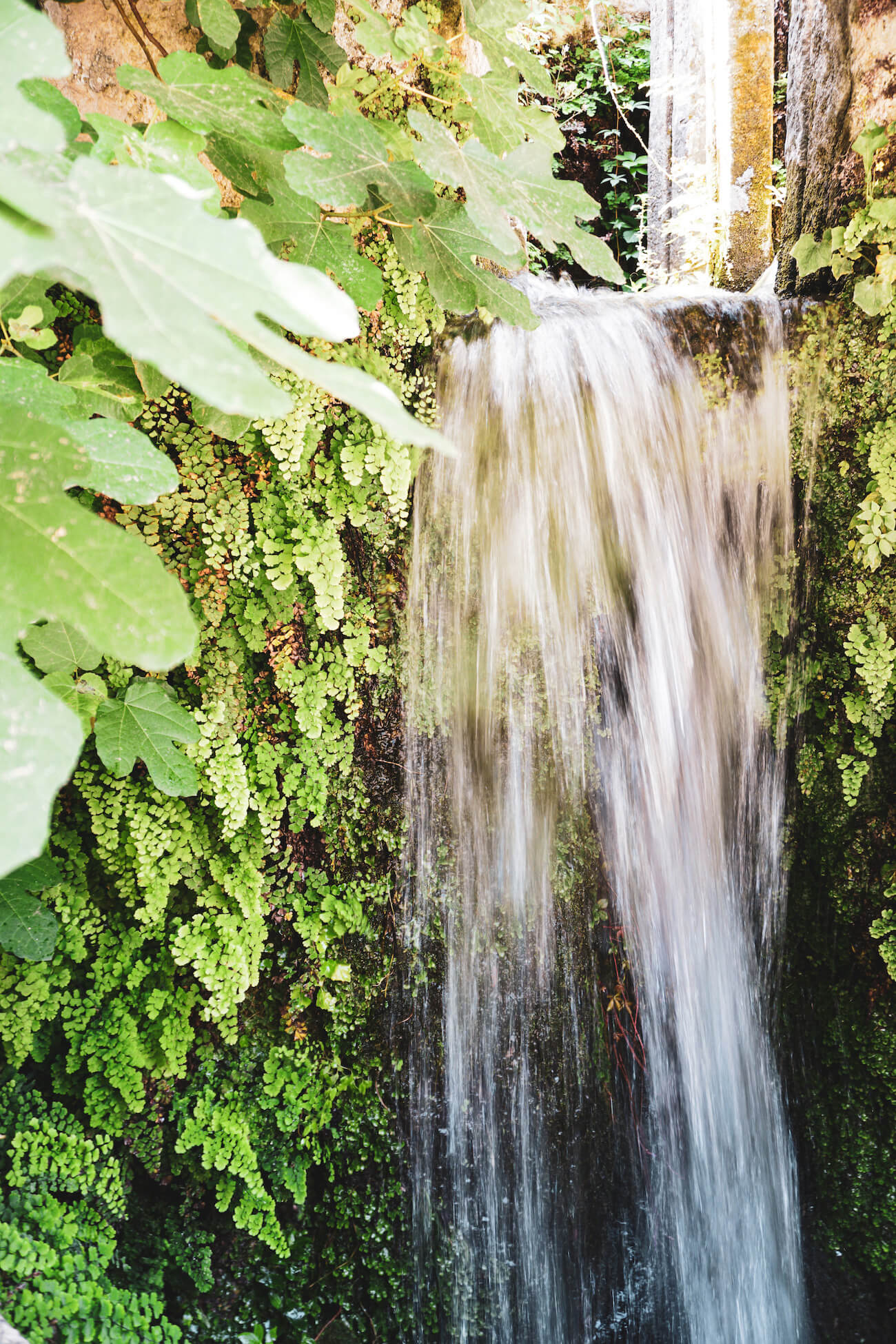 Ein Bach fließt durch ein Loch in der Wand