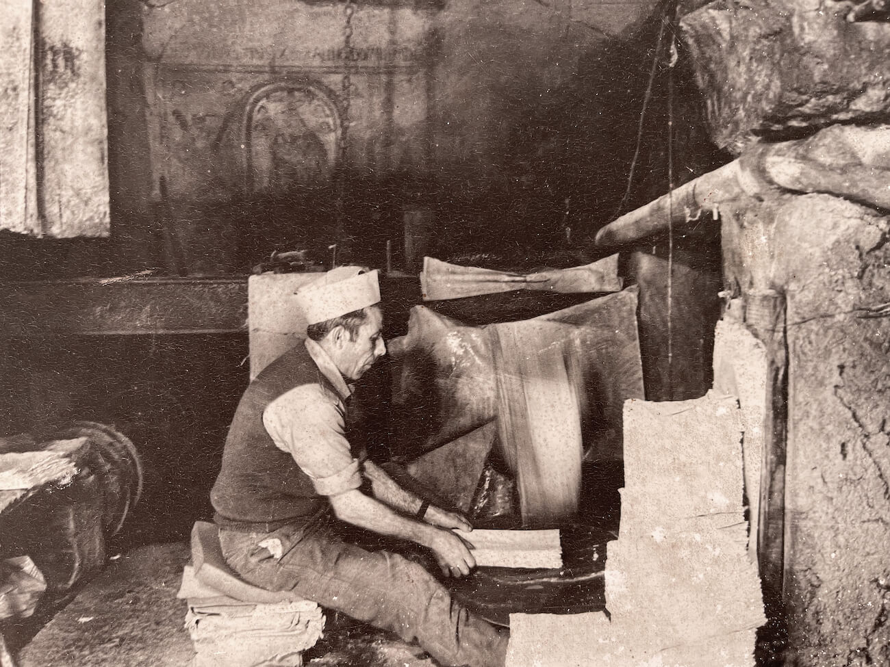 Historisches Foto mit Mann bei der Papierherstellung in Amalfi