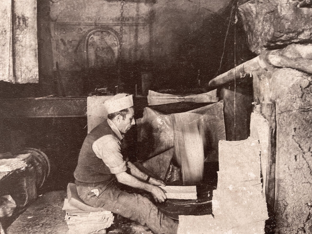 Foto storica con uomo che fa la carta ad Amalfi