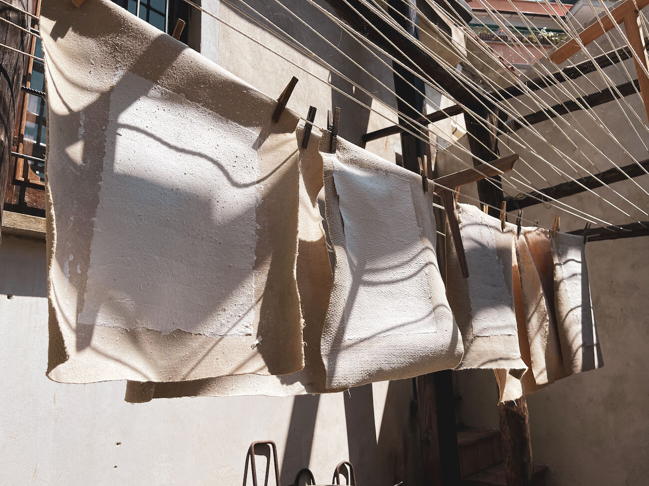 Papierbrei auf Leinwänden zum Trocknen auf Wäscheleinen