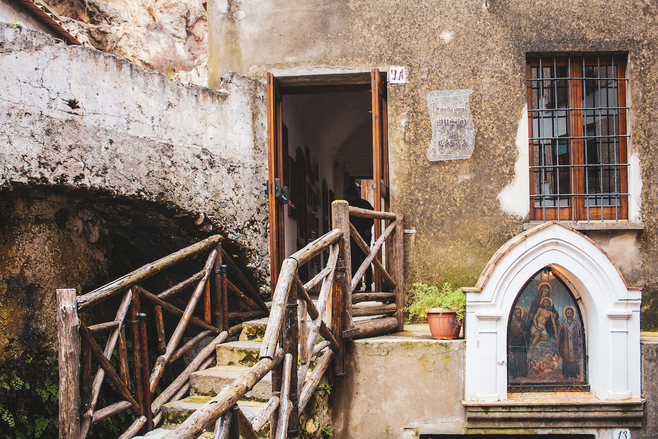 Eingang zum Papiermuseum in Amalfi