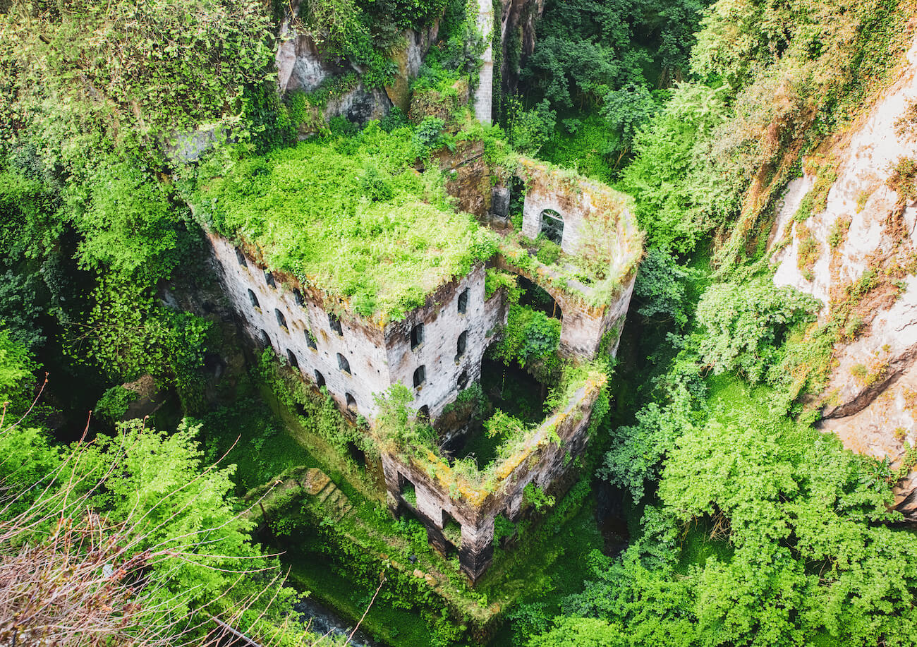 Alte Ruine einer Mühle in grüner Schlucht