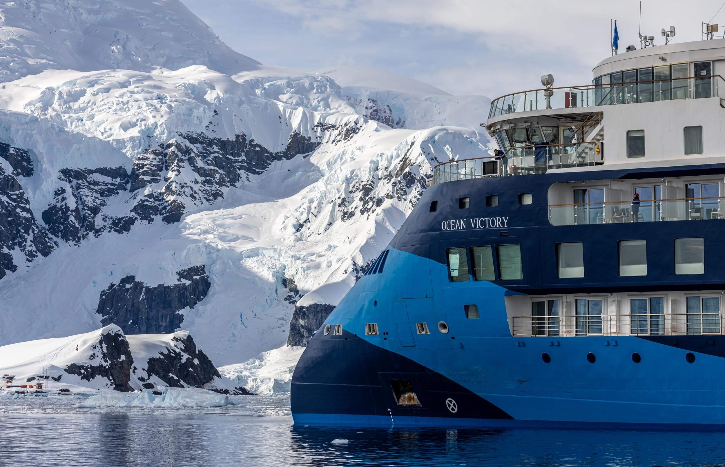 The ”Ocean Victory” in front of glaciers in Paradise Bay during her 21/22 Antarctic season © Albatros Expeditions